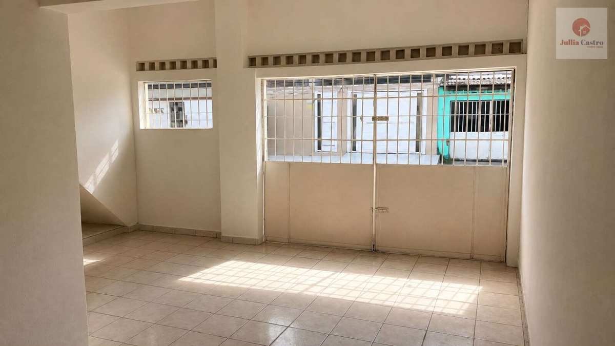 Alugo ótima casa com 2 quartos| 150m²  em San Martin - Recife - Jullia Castro - Corretora de Imóveis
