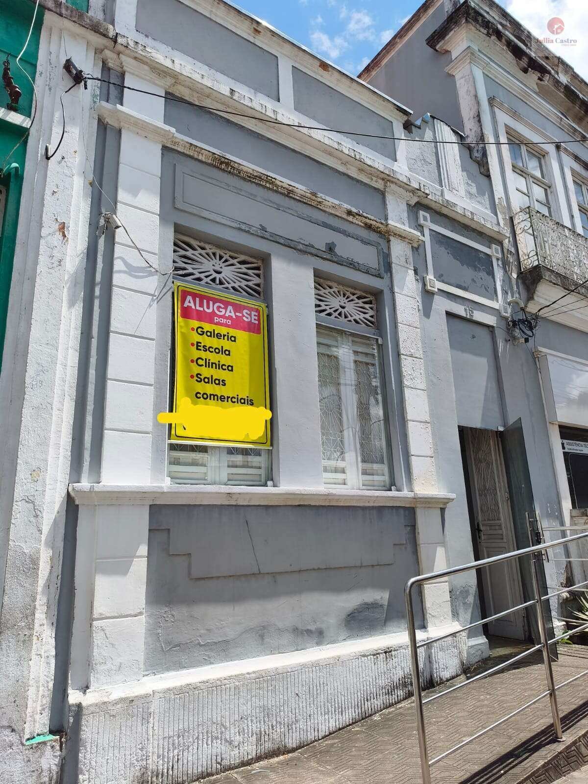 ALUGO ÓTIMA CASA COMERCIAL COM 10 SALAS NO CENTRO DE GOIANA / PE - Jullia Castro - Corretora de Imóveis