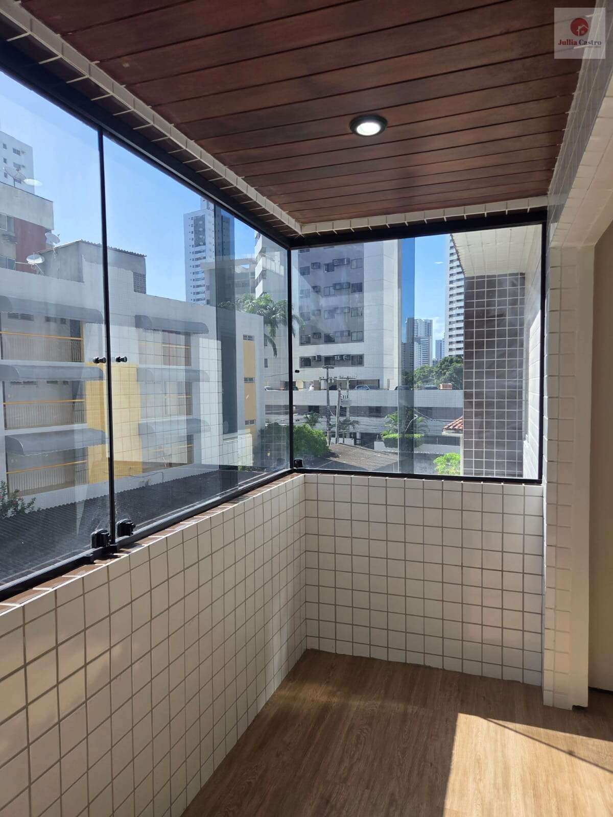 ALUGO ÓTIMO APARTAMENTO COM 03 QUARTOS EM BOA VIAGEM - RECIFE - Jullia Castro - Corretora de Imóveis