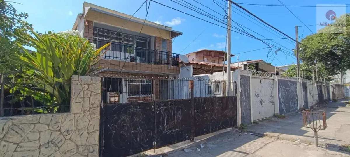 VENDO CASA COM 3 QUARTOS NO BAIRRO DE RIO DOCE / OLINDA, A 200 METROS DA PRAIA - Jullia Castro - Corretora de Imóveis