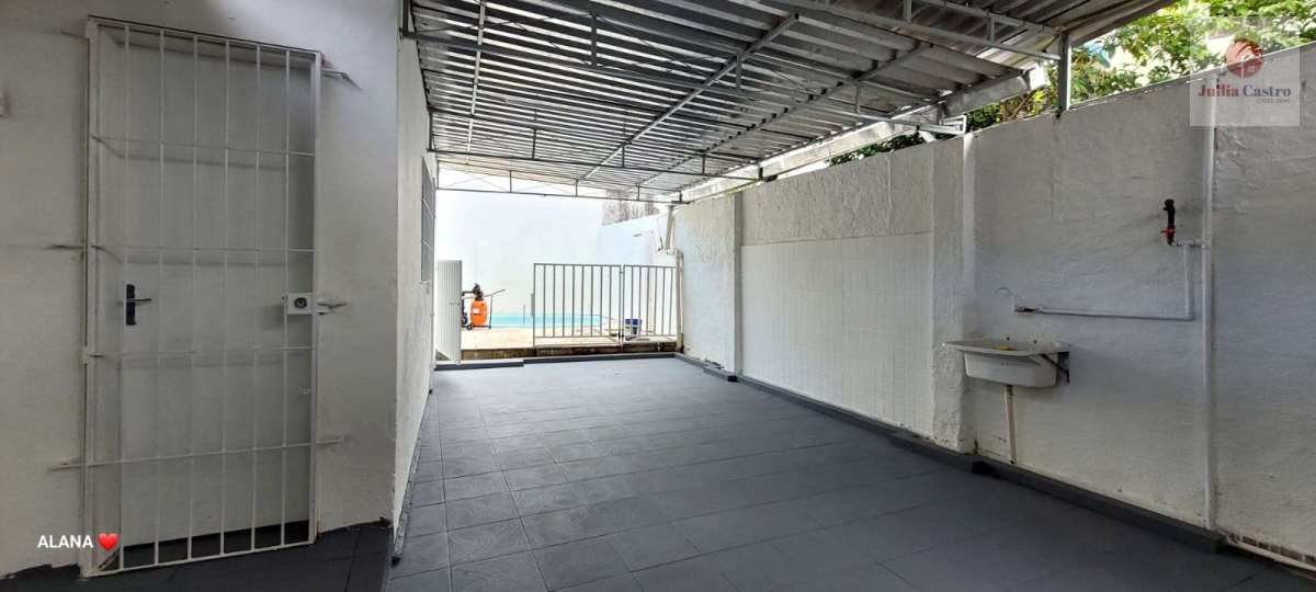 VENDO CASA COM 8 QUARTOS NA MADALENA - RECIFE - Jullia Castro - Corretora de Imóveis