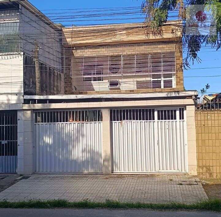 VENDO EXCELENTE CASA COM 4 QUARTOS NO BAIRRO DO ARRUDA / RECIFE - Jullia Castro - Corretora de Imóveis