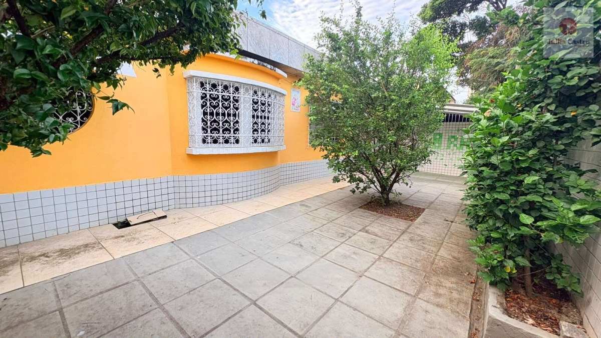 VENDO EXCELENTE CASA COM 5 QUARTOS NO BAIRRO DO HIPÓDROMO / RECIFE - Jullia Castro - Corretora de Imóveis