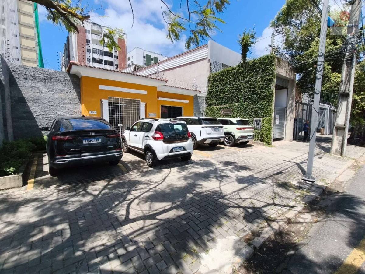 VENDO EXCELENTE CASA COM 9 QUARTOS NO BAIRRO DA BOA VISTA / RECIFE - Jullia Castro - Corretora de Imóveis