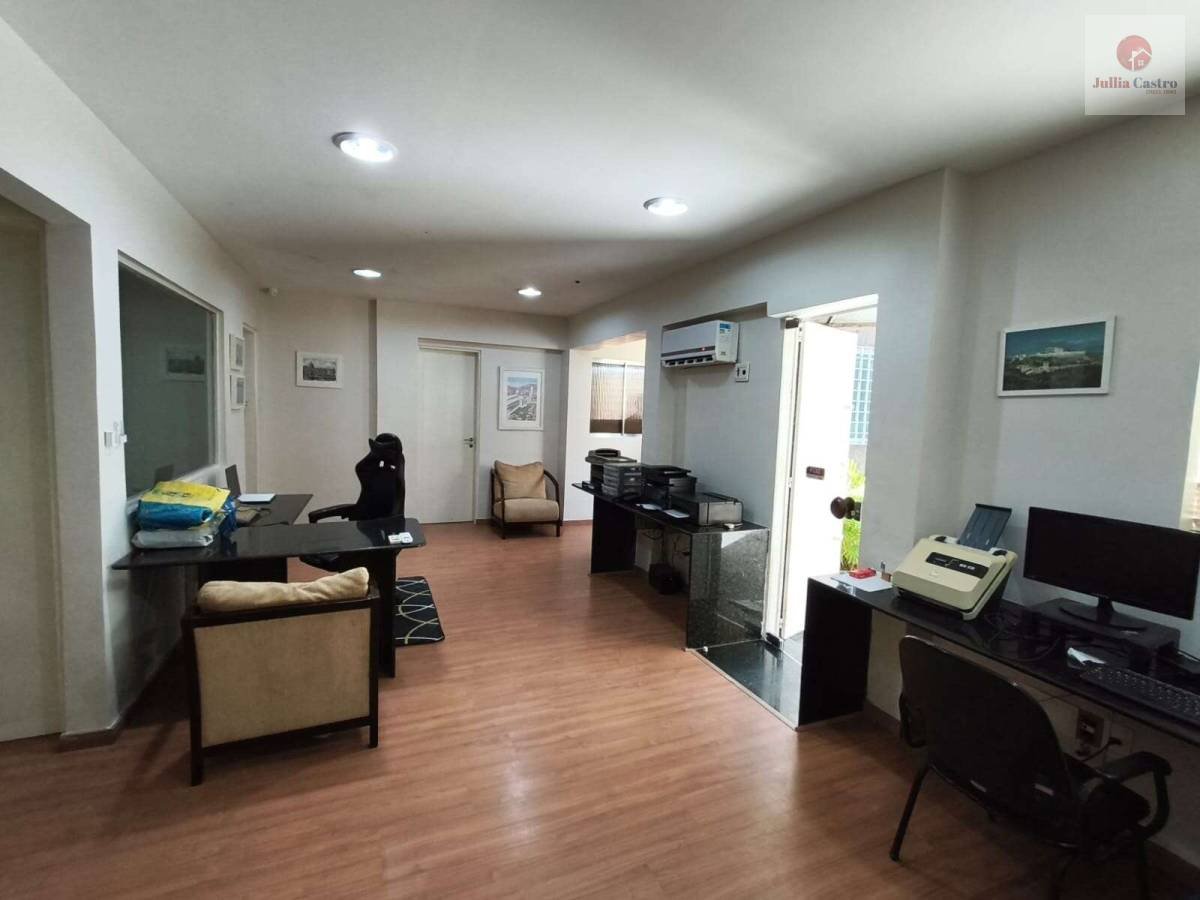 VENDO EXCELENTE CASA COM 9 QUARTOS NO BAIRRO DA BOA VISTA / RECIFE - Jullia Castro - Corretora de Imóveis