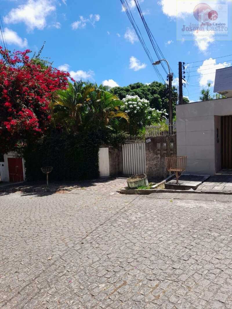 VENDO ÓTIMA CASA COM 7 QUARTOS EM ÁGUA FRIA - RECIFE - Jullia Castro - Corretora de Imóveis