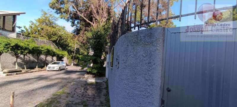 VENDO ÓTIMA CASA COM 7 QUARTOS EM ÁGUA FRIA - RECIFE - Jullia Castro - Corretora de Imóveis