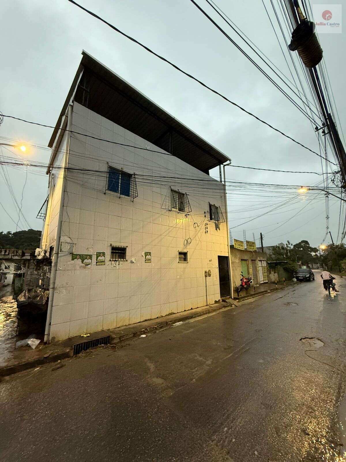 VENDO ÓTIMA CASA NO BAIRRO DE DOIS UNIDOS - RECIFE - Jullia Castro - Corretora de Imóveis