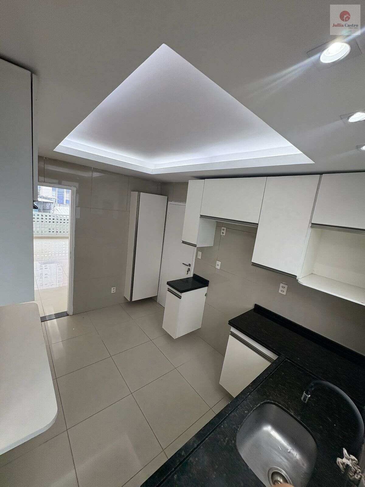 VENDO ÓTIMO APARTAMENTO COM 2 QUARTOS NO BAIRRO DE BOA VIAGEM / RECIFE - Jullia Castro - Corretora de Imóveis