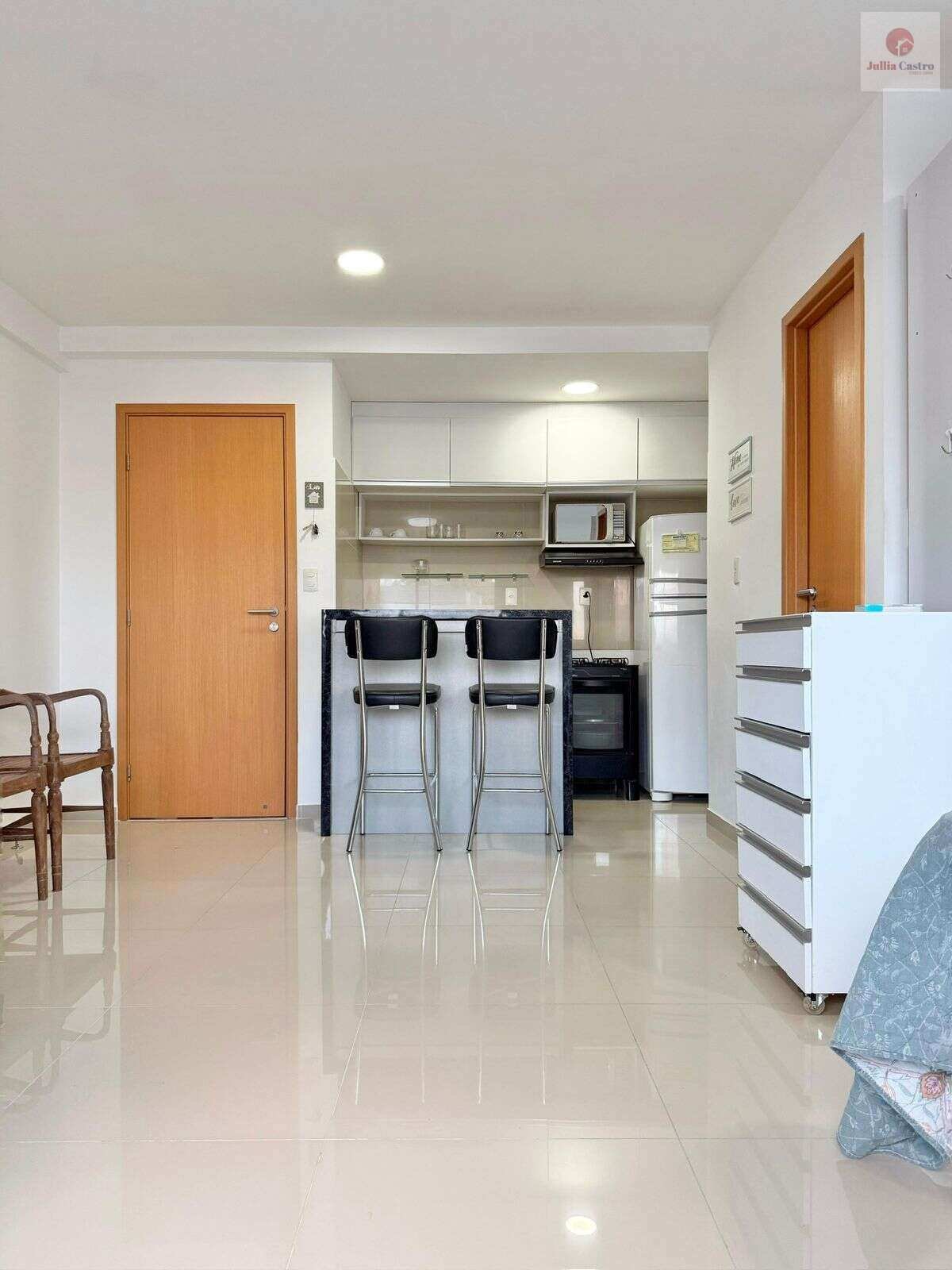 VENDO ÓTIMO FLAT MOBILIADO COM 1 QUARTO NO BAIRRO DO ESPIINHEIRO/ RECIFE - Jullia Castro - Corretora de Imóveis
